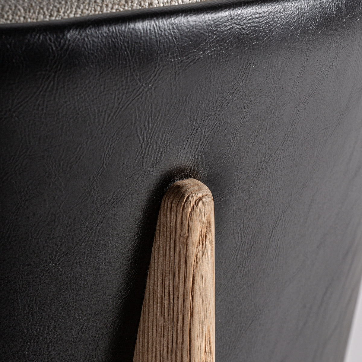Chaise de salle à manger en tissu beige et cuir noir | Vical Nara