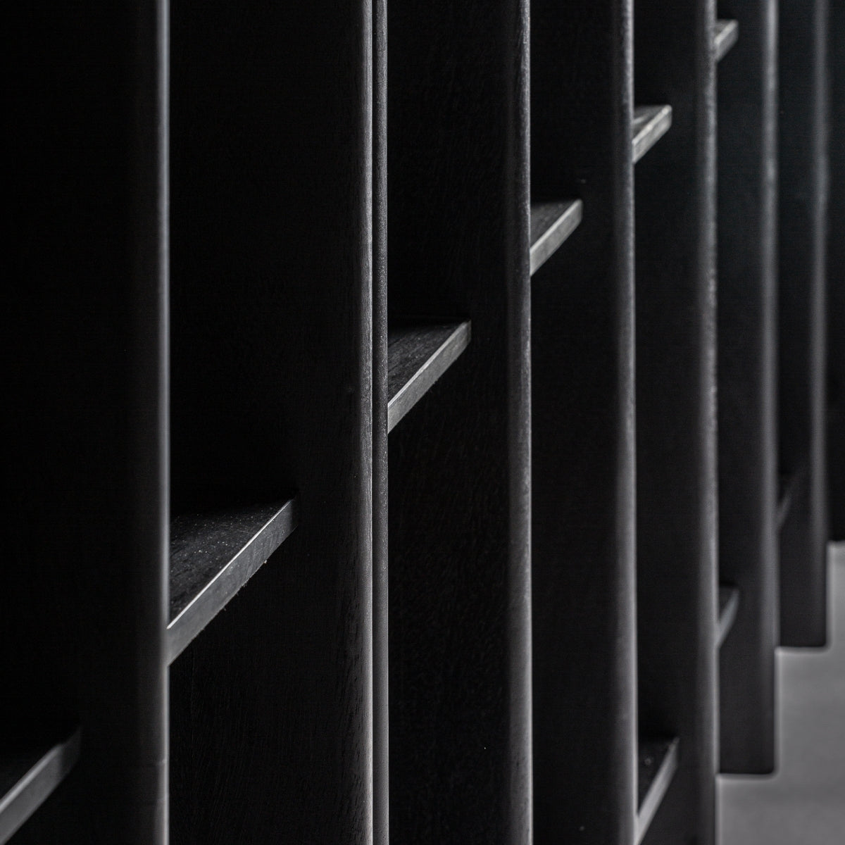 Bibliothèque en manguier et marbre noir | Vical Nara S