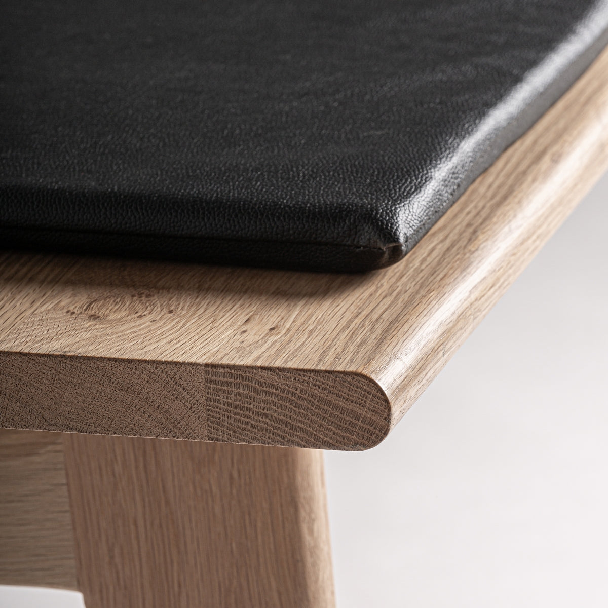 Banc en chêne clair et cuir noir | Vical Nara