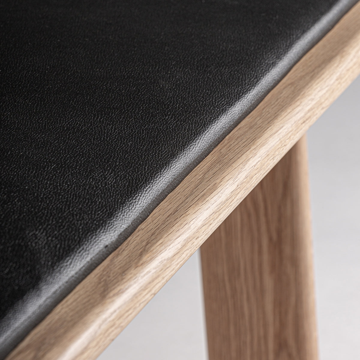 Banc en chêne clair et cuir noir | Vical Nara