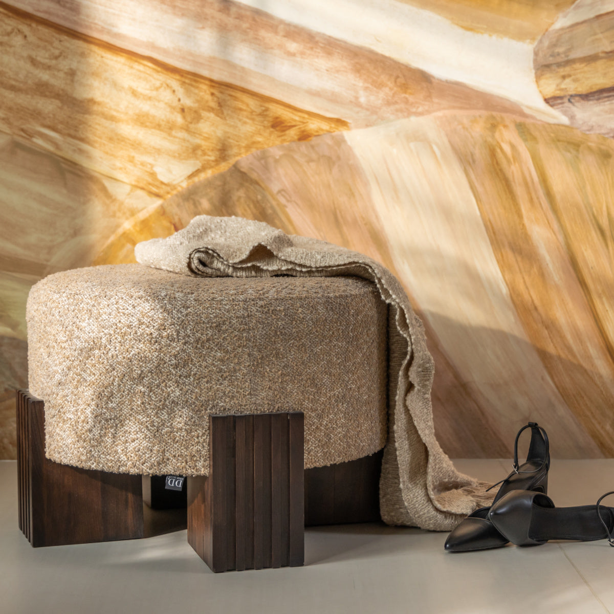 Pouf en tissu sable | Dôme Déco Clark