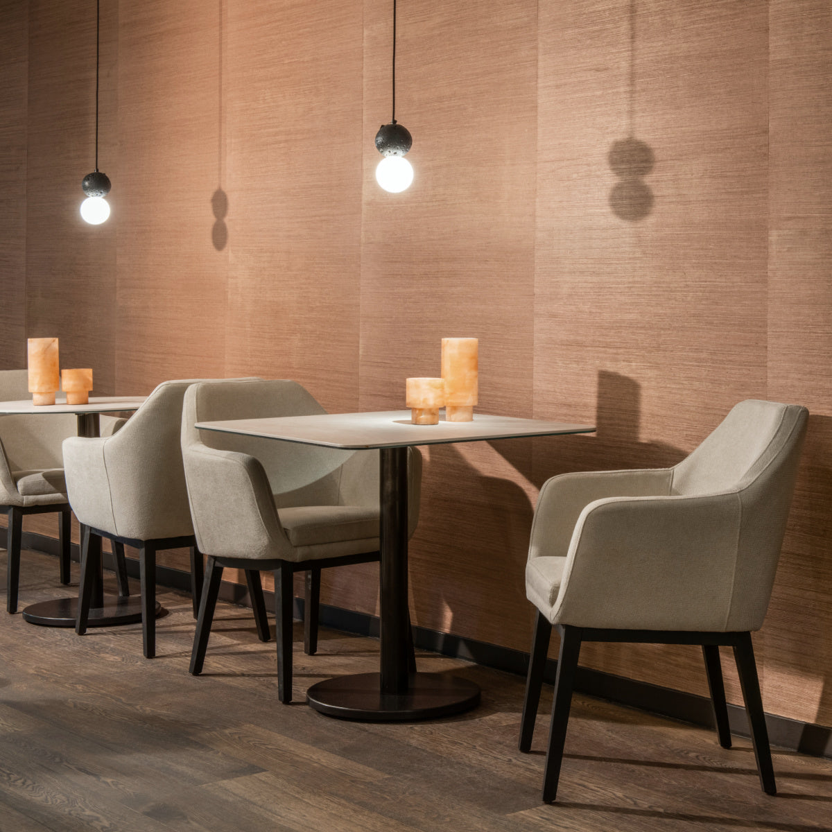 Chaise de salle à manger en tissu beige | Dôme Déco Volvere