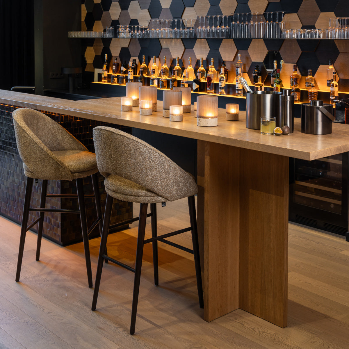 Chaise de bar en tissu beige Zena | Courbe Dôme Déco