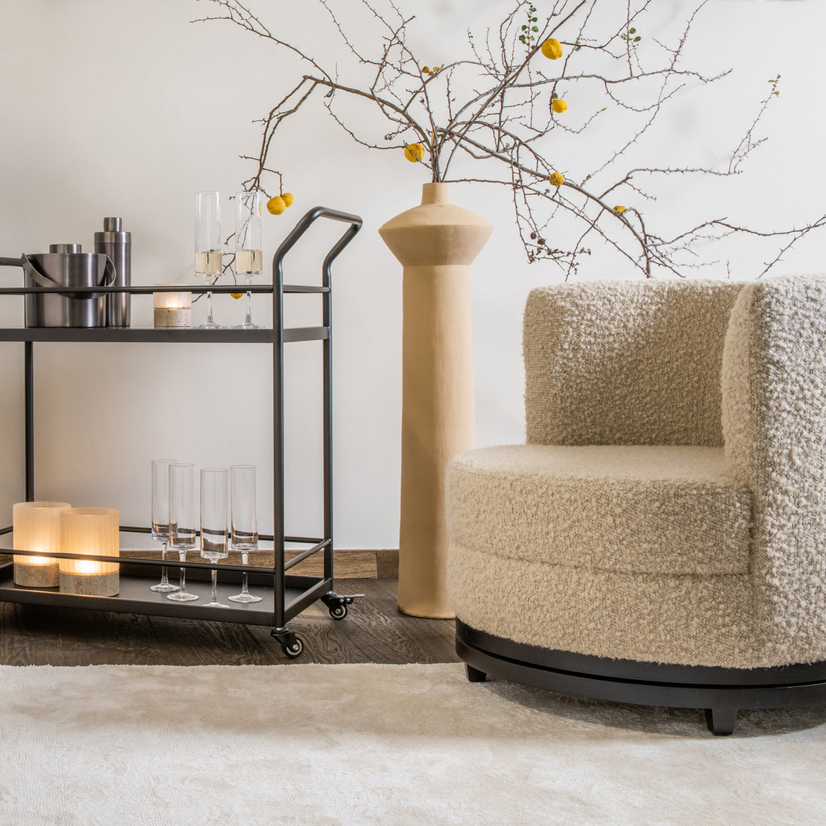 Fauteuil pivotant en tissu beige | Dôme Déco Ayden