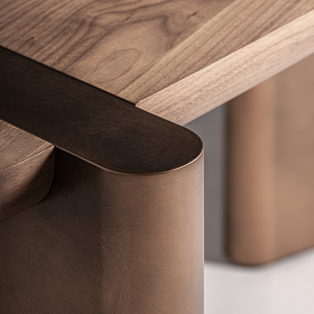 Bureau en bois de noyer marron | Nageoire Vicale