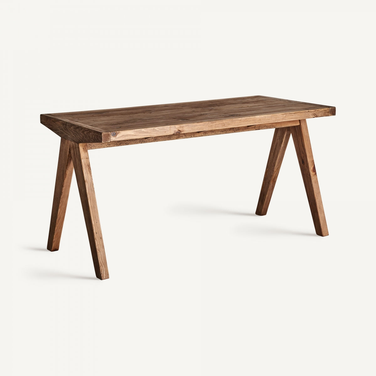 Bureau en bois de pin marron | Vicky Crissey