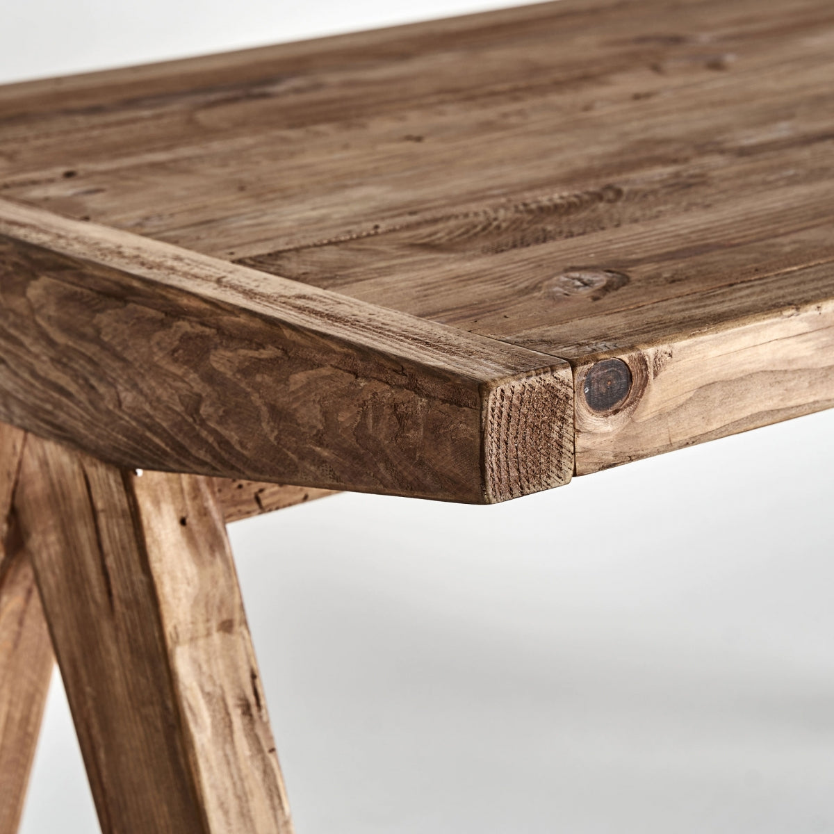 Bureau en bois de pin marron | Vicky Crissey