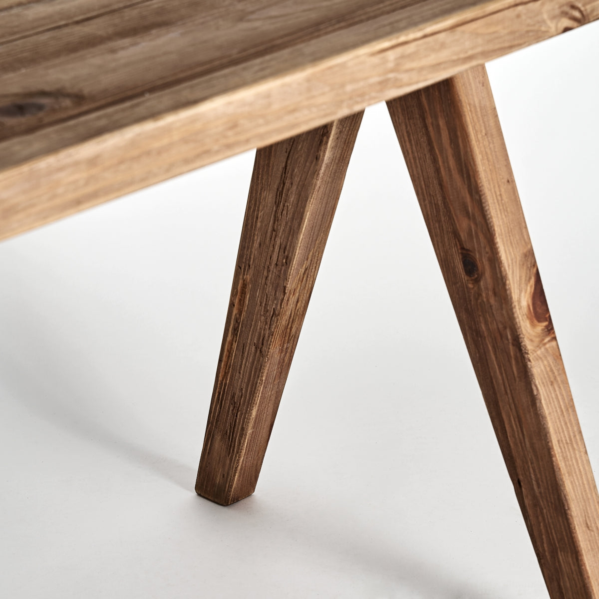 Bureau en bois de pin marron | Vicky Crissey