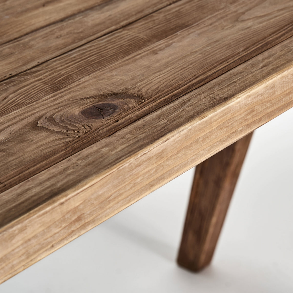 Bureau en bois de pin marron | Vicky Crissey