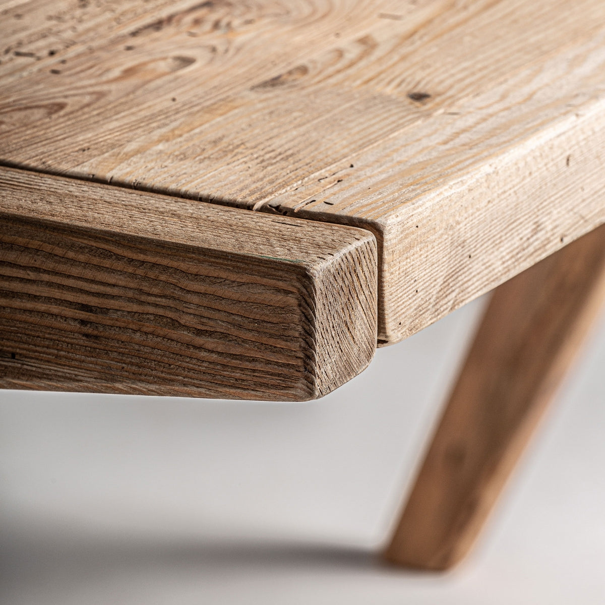 Bureau en bois de pin marron | Vicky Crissey