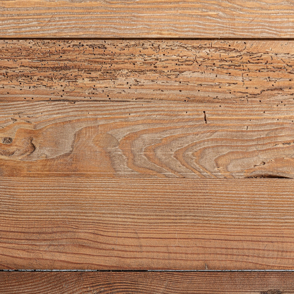 Bureau en bois de pin marron | Vicky Crissey