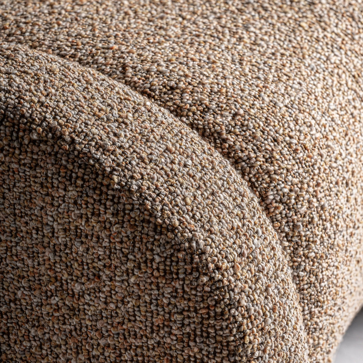 Fauteuil bouclé marron et bois de pin | VICAL Ibsen