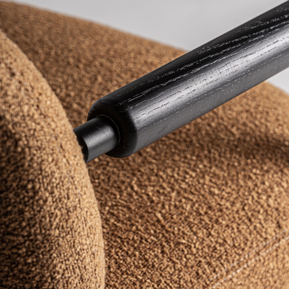 Fauteuil bouclé ocre et bois de pin | VICAL Jessie