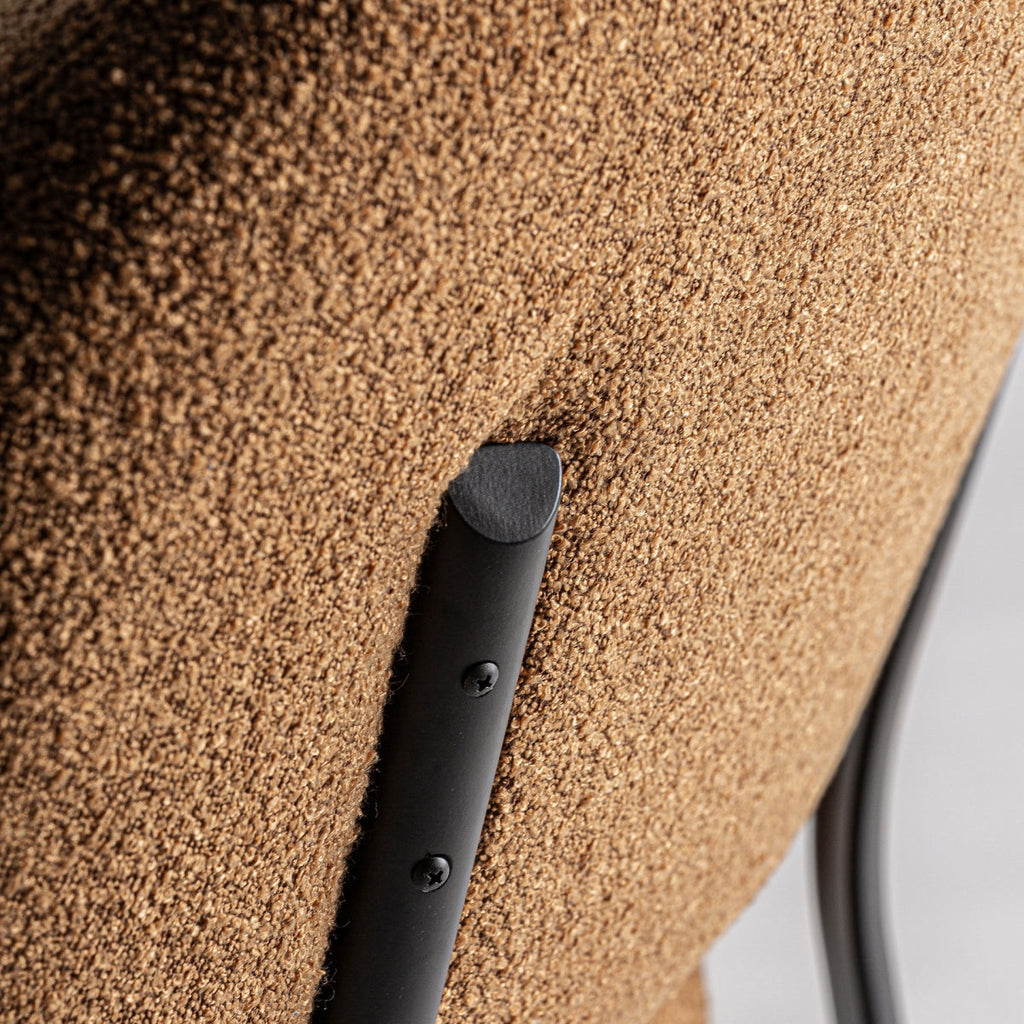 Fauteuil bouclé ocre et bois de pin | VICAL Jessie