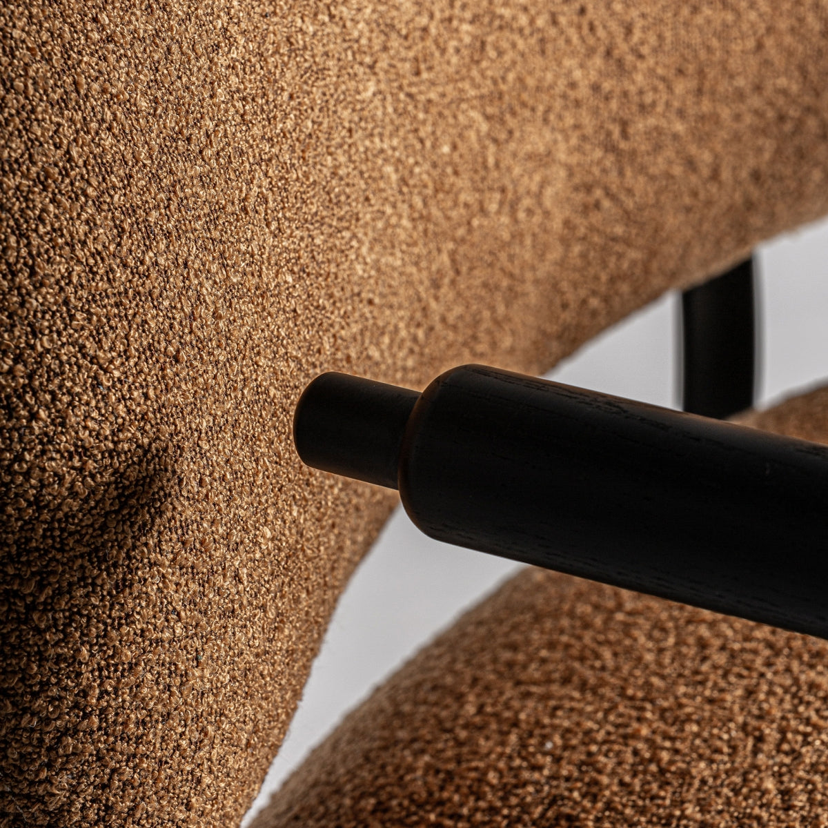 Fauteuil bouclé ocre et bois de pin | VICAL Jessie