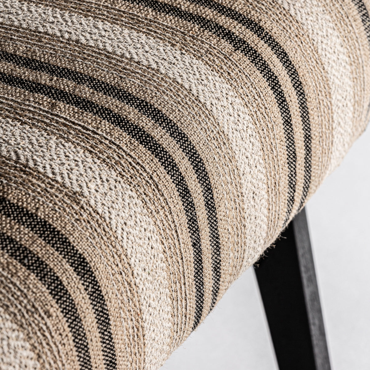 Fauteuil d'appoint en manguier noir | VICAL Nouk