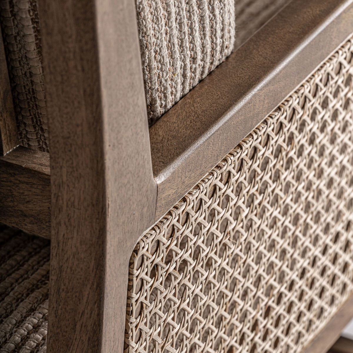 Fauteuil d'appoint en manguier, osier et tissu beige | Vical Romanand