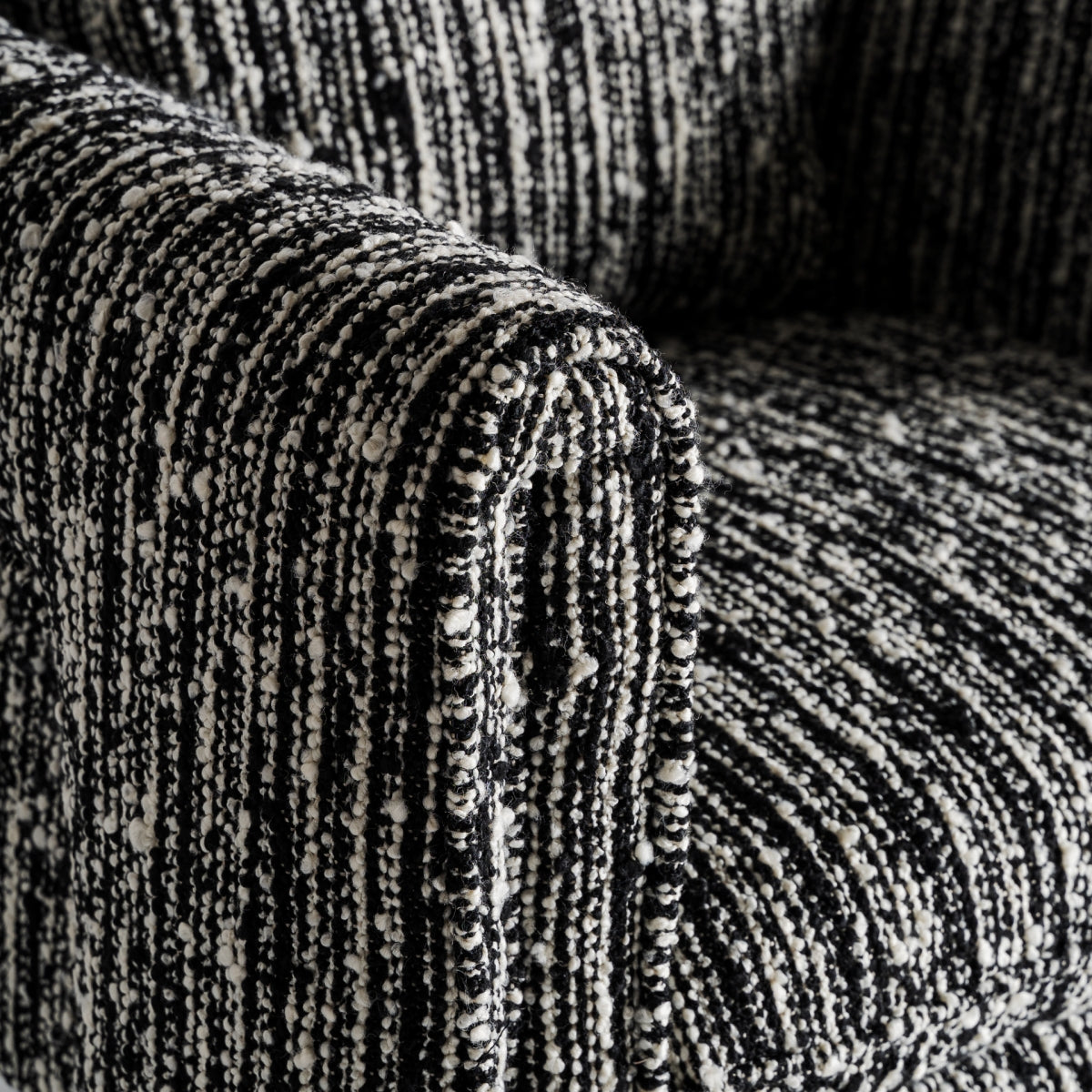 Fauteuil d'appoint en tissu noir et blanc marbré | Vical Kostov