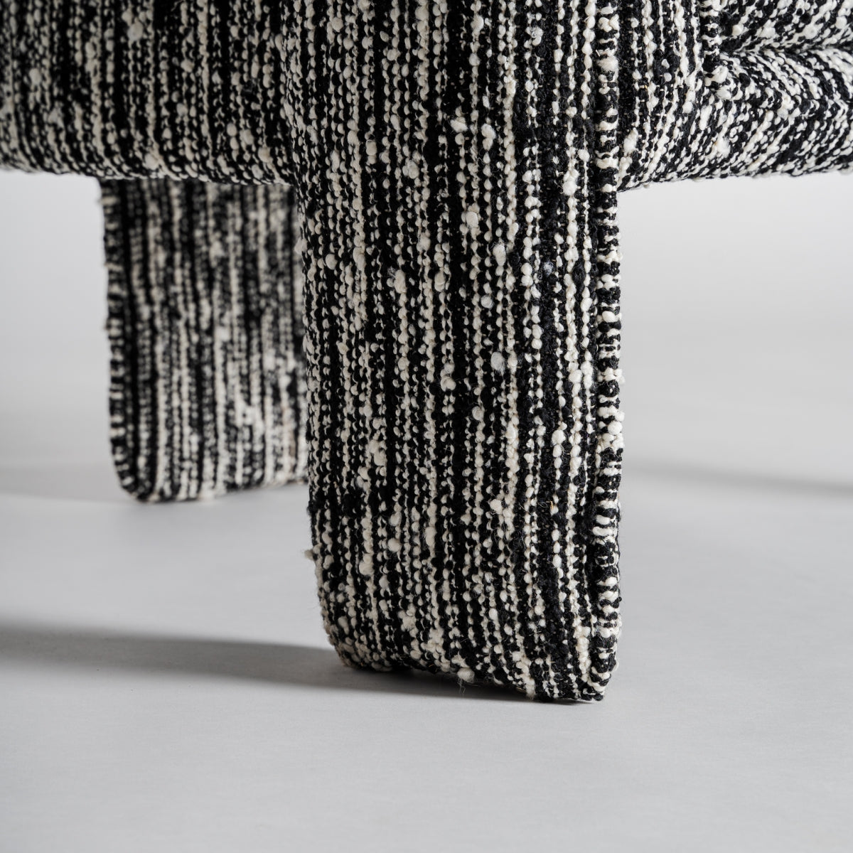 Fauteuil d'appoint en tissu noir et blanc marbré | Vical Kostov