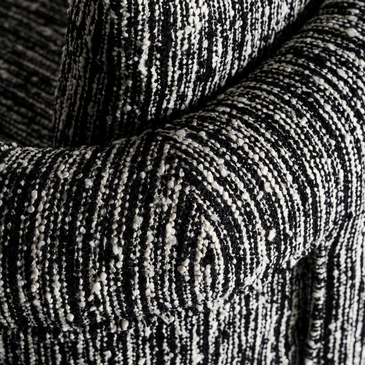 Fauteuil d'appoint en tissu noir et blanc marbré | Vical Kostov