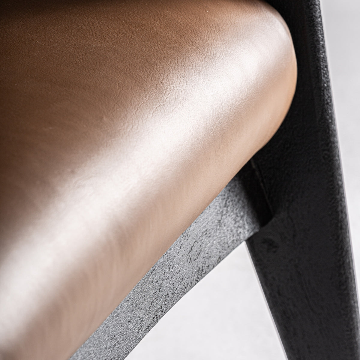 Fauteuil en cuir et bois d'acacia noir | VICAL Beslon