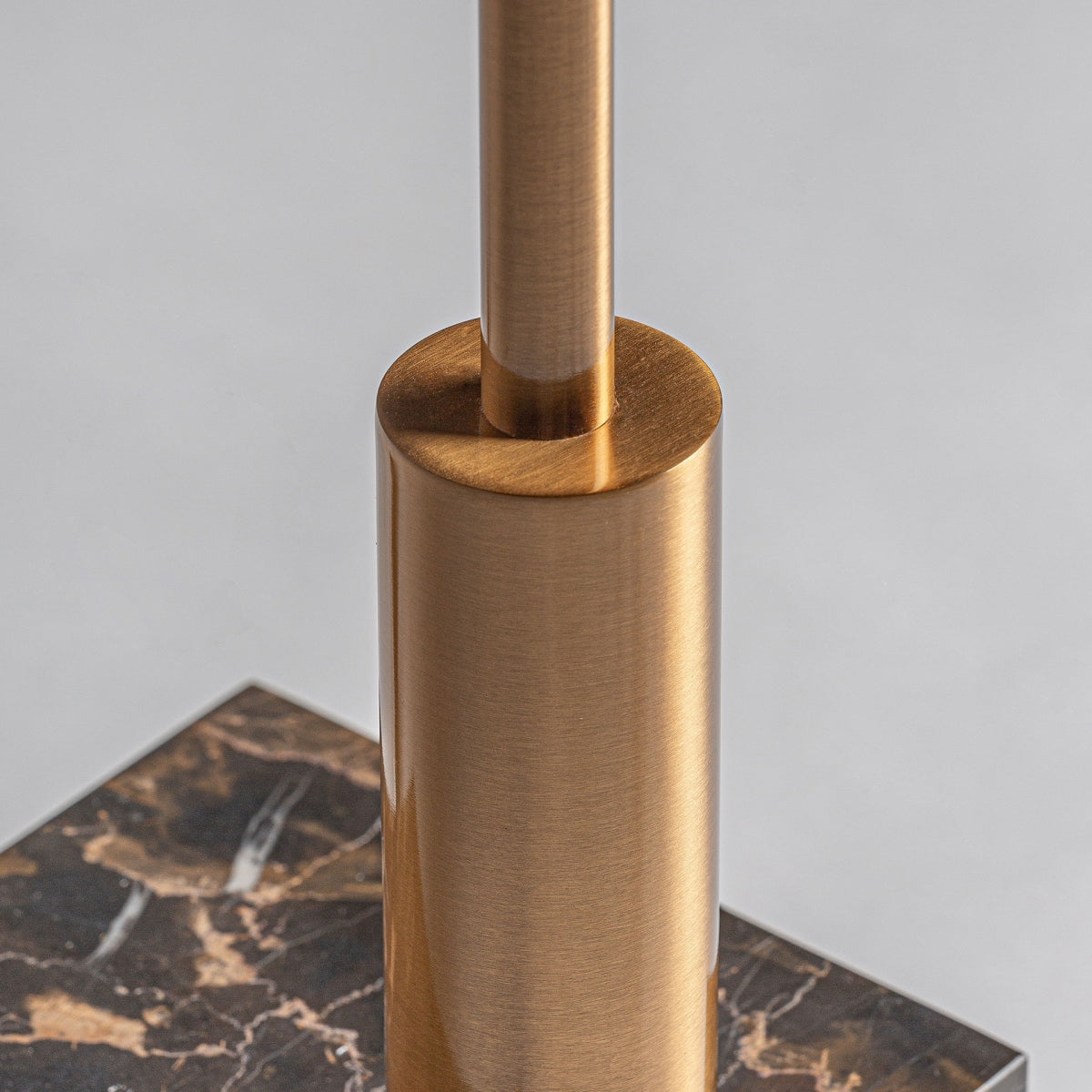 Lampadaire en laiton et marbre marron | Bâton Vical