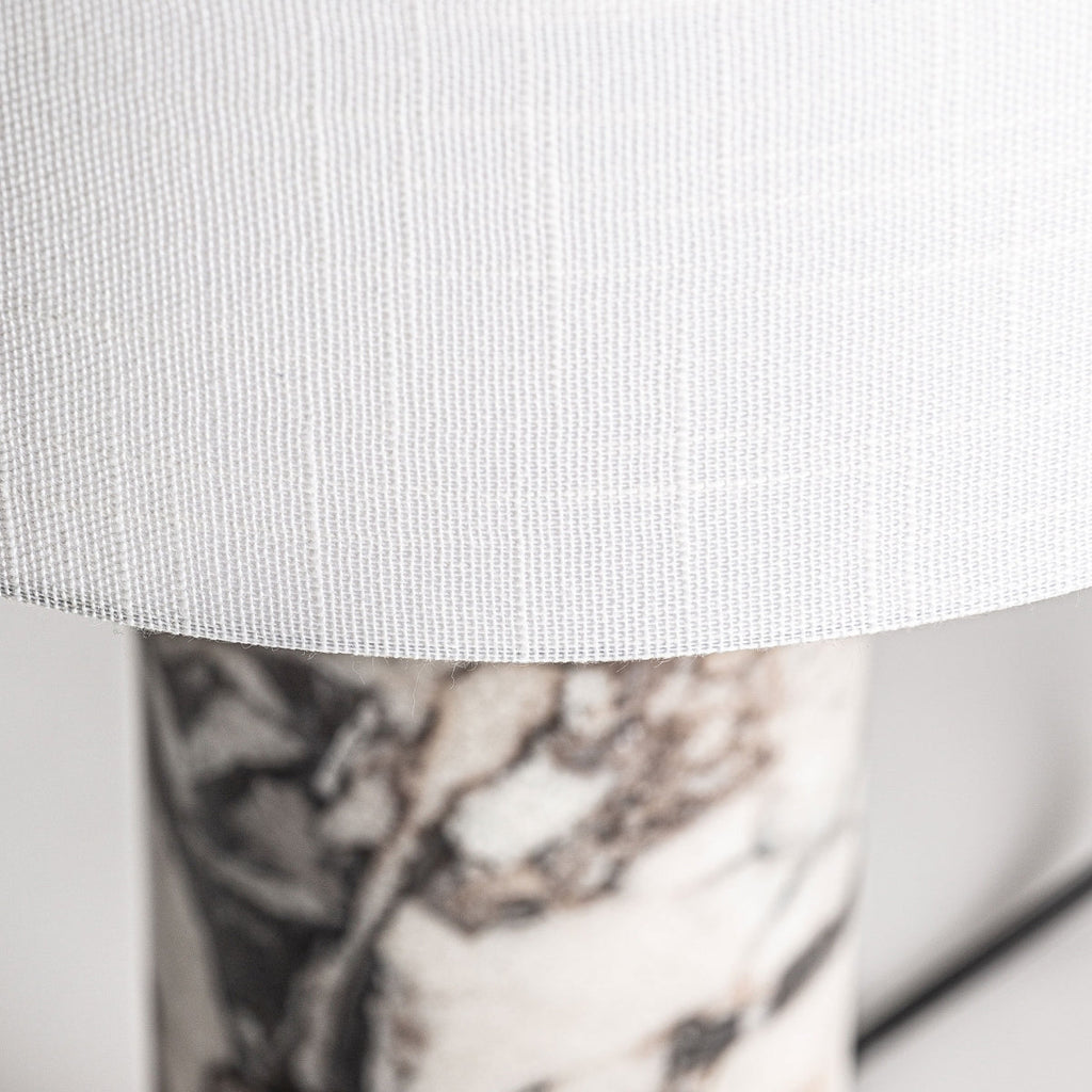 Lampe de table en marbre blanc veiné | Cuir chevelu Vical