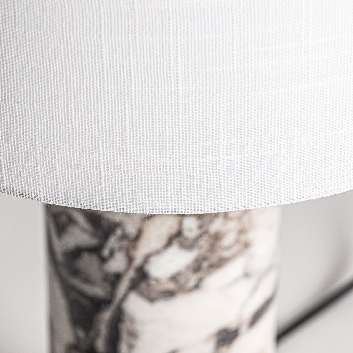 Lampe de table en marbre blanc veiné | Cuir chevelu Vical