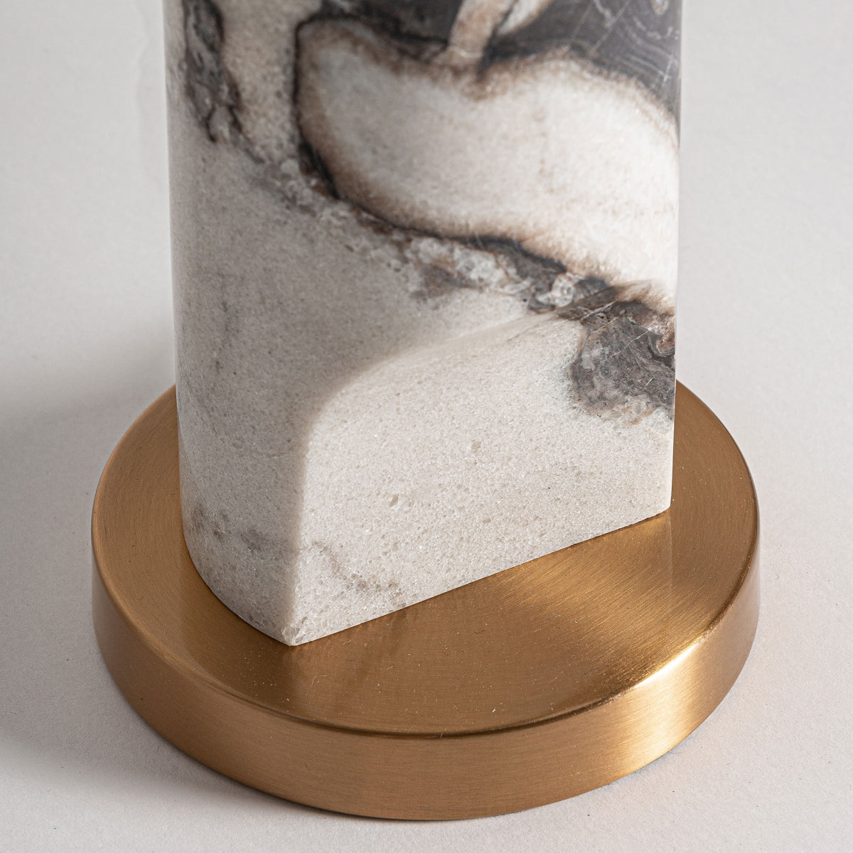Lampe de table en marbre blanc veiné | Cuir chevelu Vical