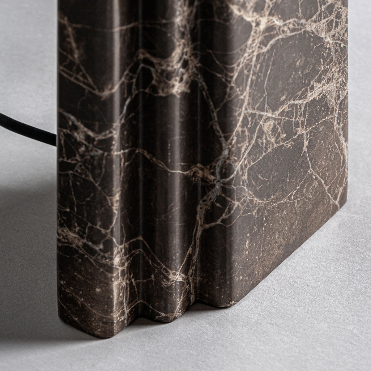 Lampe de table en marbre marron | Robe Vicale
