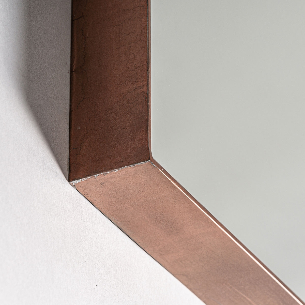Miroir arqué en bois teinté bronze | Chute Vicale