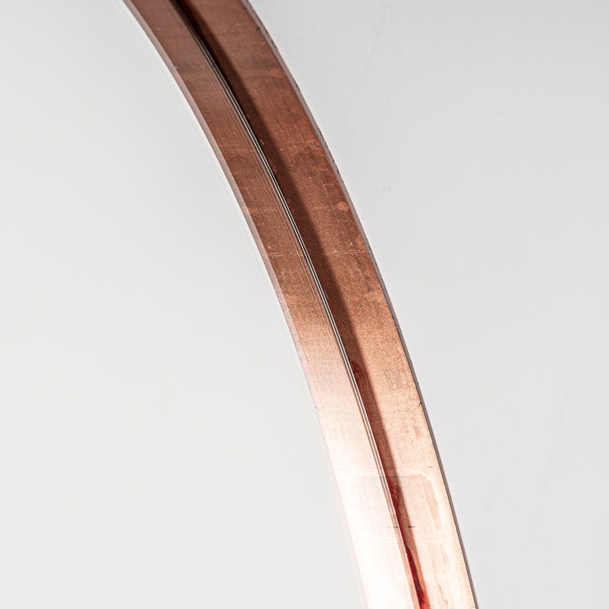 Miroir arqué en bois teinté bronze | Chute Vicale