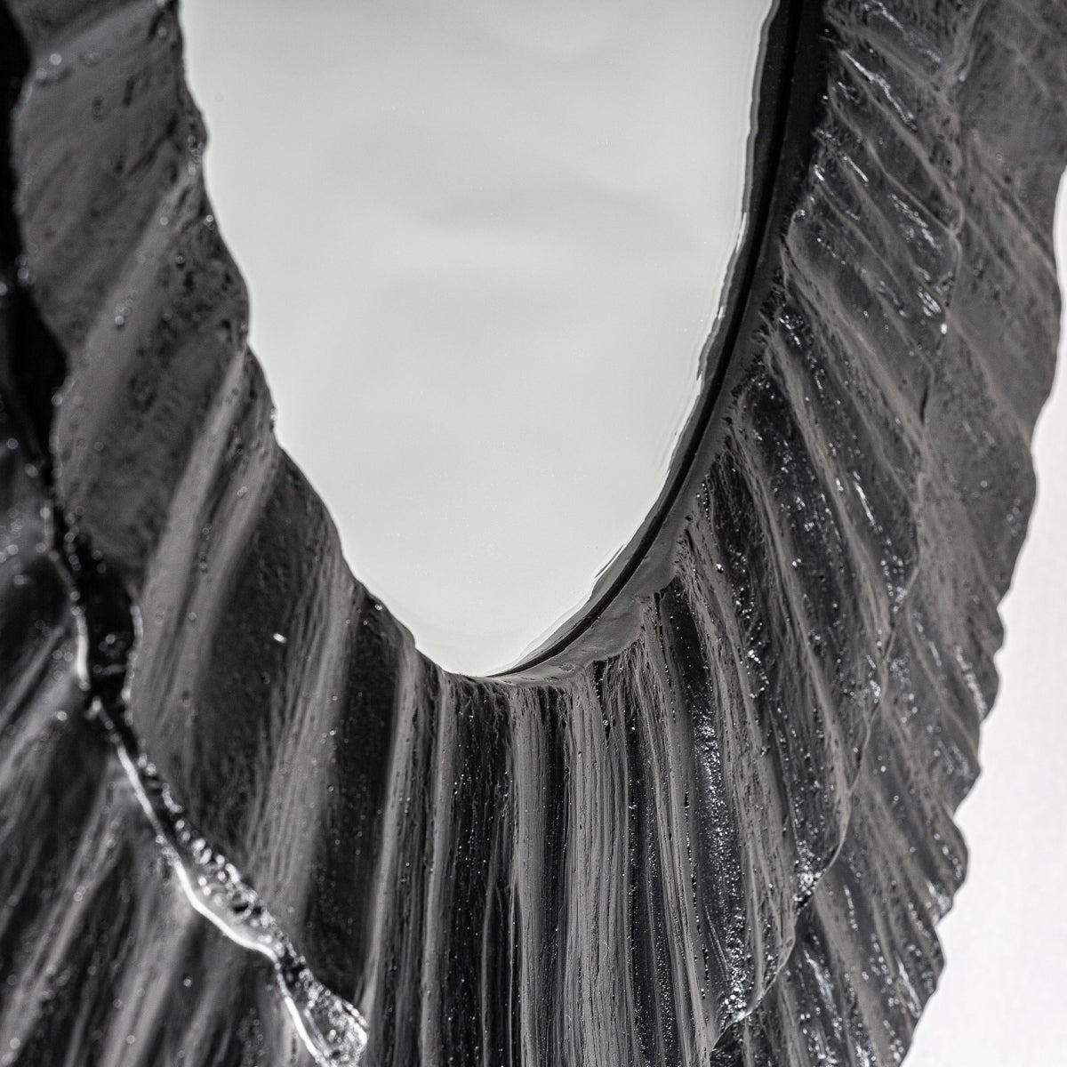 Miroir en résine noire | Coquille Vicale
