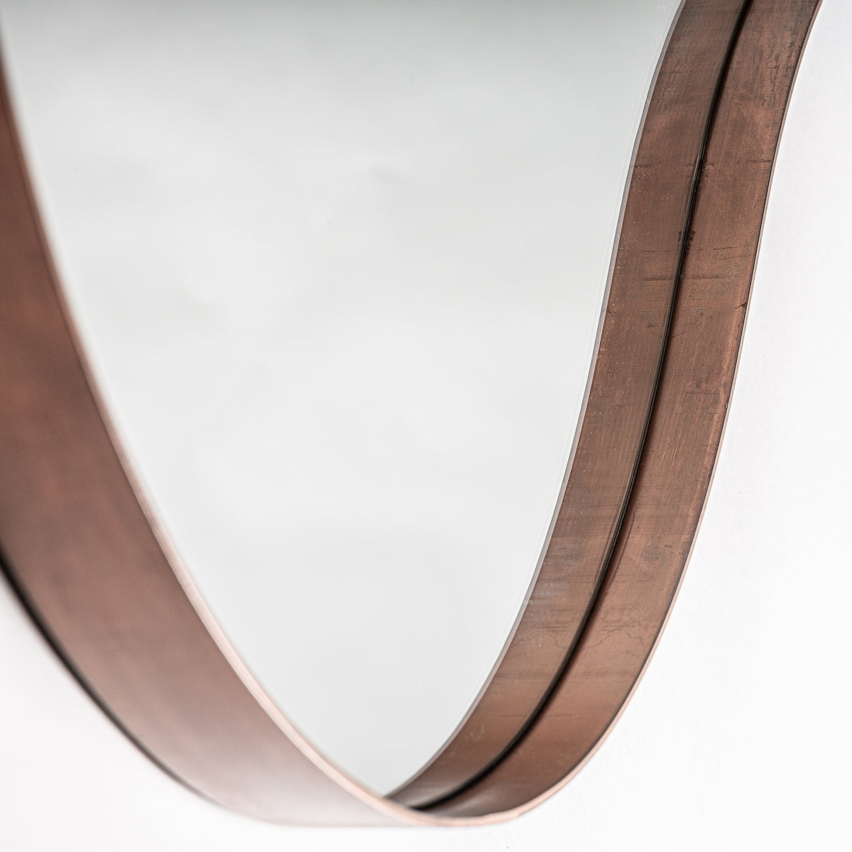 Miroir ovale en bois teinté bronze | Chute Vicale