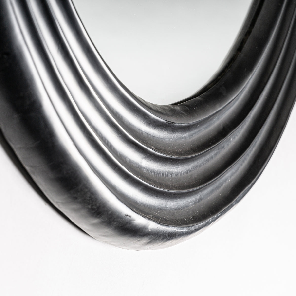 Miroir ovale en métal noir | Oeuf Vical 