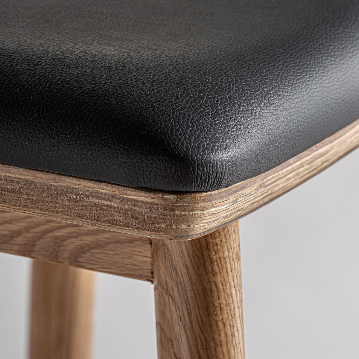 Tabouret en chêne et cuir noir | Vical Marciac