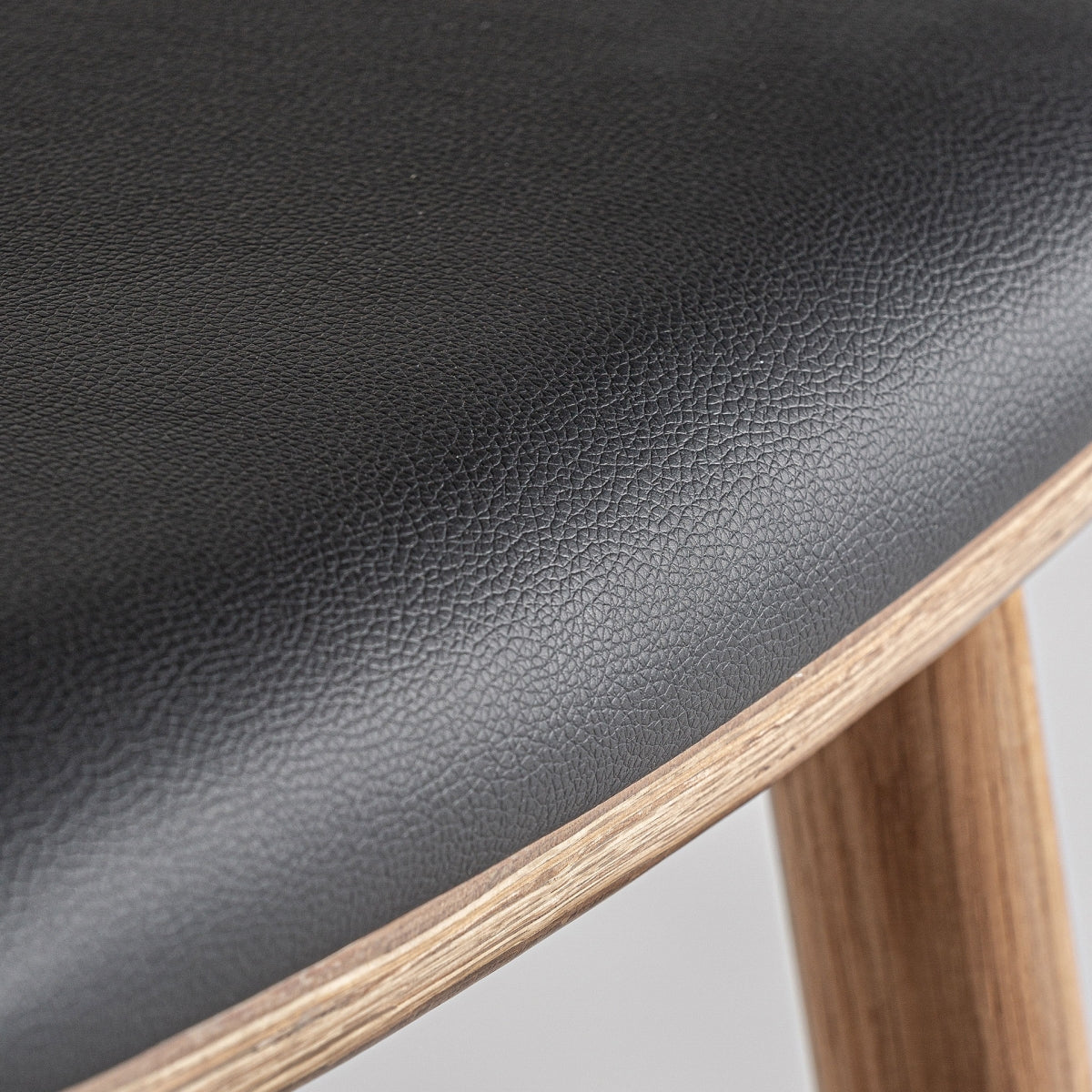 Tabouret en chêne et cuir noir | Vical Marciac